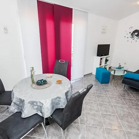 With A Parking Space Mastrinka, Ciovo - 22976 דירה *